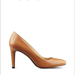 Brand New Nine West HandJive round toe pumps